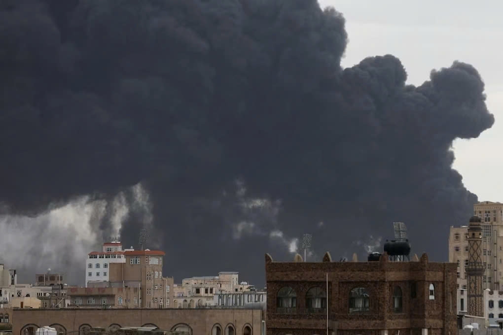 Khói bốc lên sau cuộc không kích của Israel nhằm vào cơ sở hạ tầng của Houthi tại Sanaa, Yemen ngày 6/5. Ảnh: Reuters.
