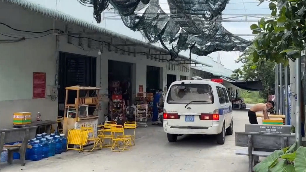 Xe cứu thương đưa nạn nhân đi cấp cứu 