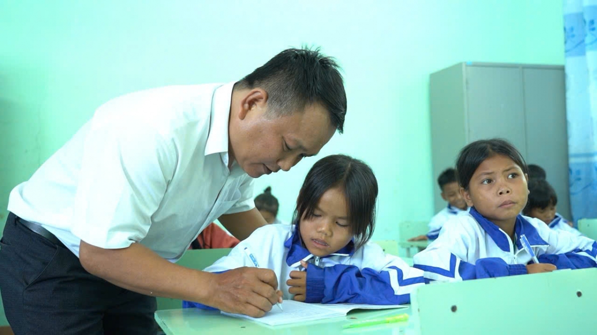 Cần sớm có chính sách thu hút giáo viên, đặc biệt tại vùng sâu, vùng xa - nơi khó tuyển, khó giữ chân người dạy.