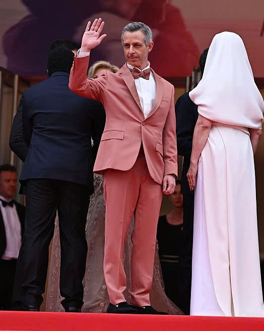 Jeremy Strong thu hút sự chú ý trên thảm đỏ Liên hoan phim Cannes 2025 với bộ suit hồng nổi bật.