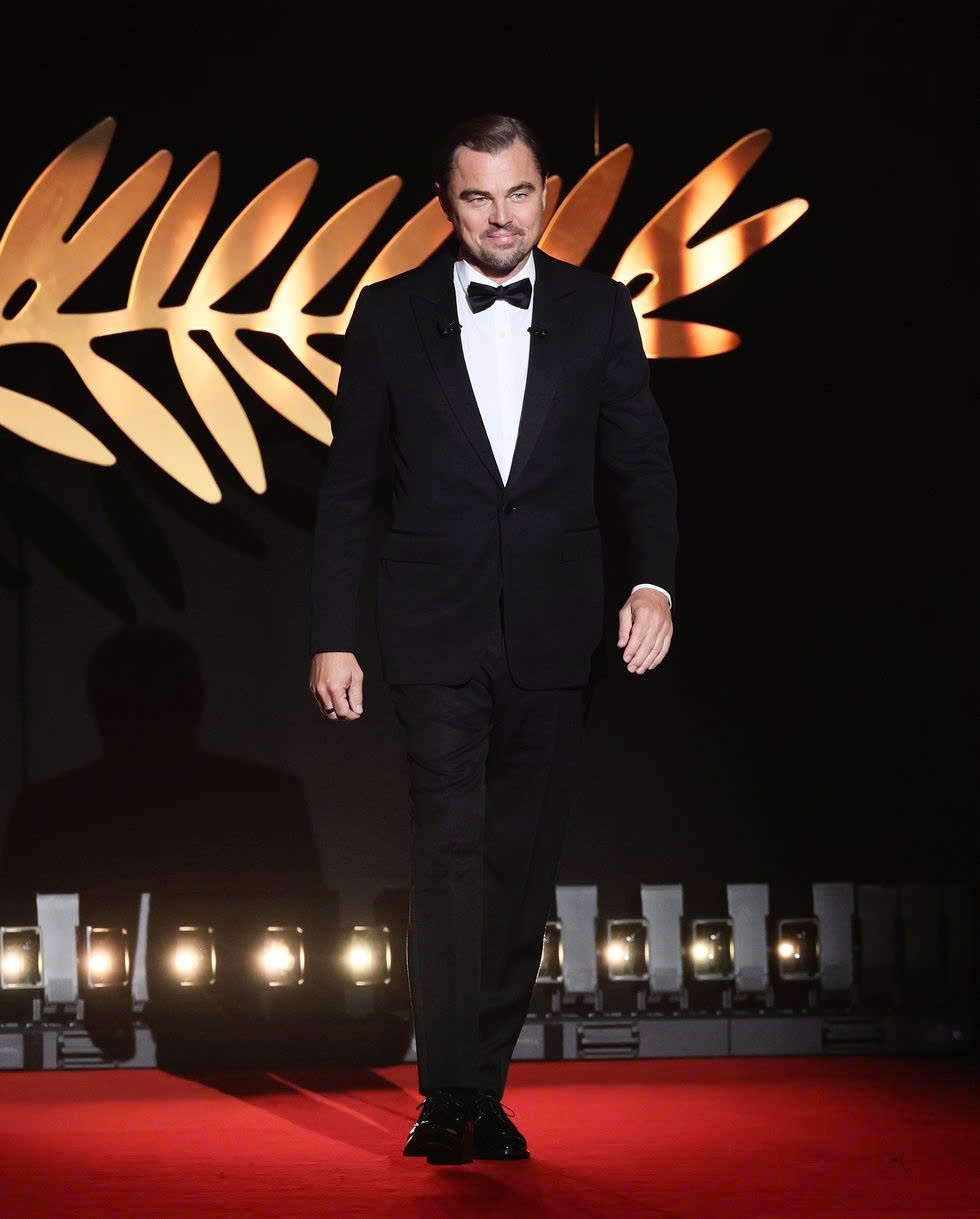 Leonardo DiCaprio diện trang phục lịch lãm đến từ thương hiệu Celine trên thảm đỏ Liên hoan phim Cannes 2025. Nam diễn viên đảm nhận trọng trách trao Cành cọ vàng danh dự cho Robert De Niro.