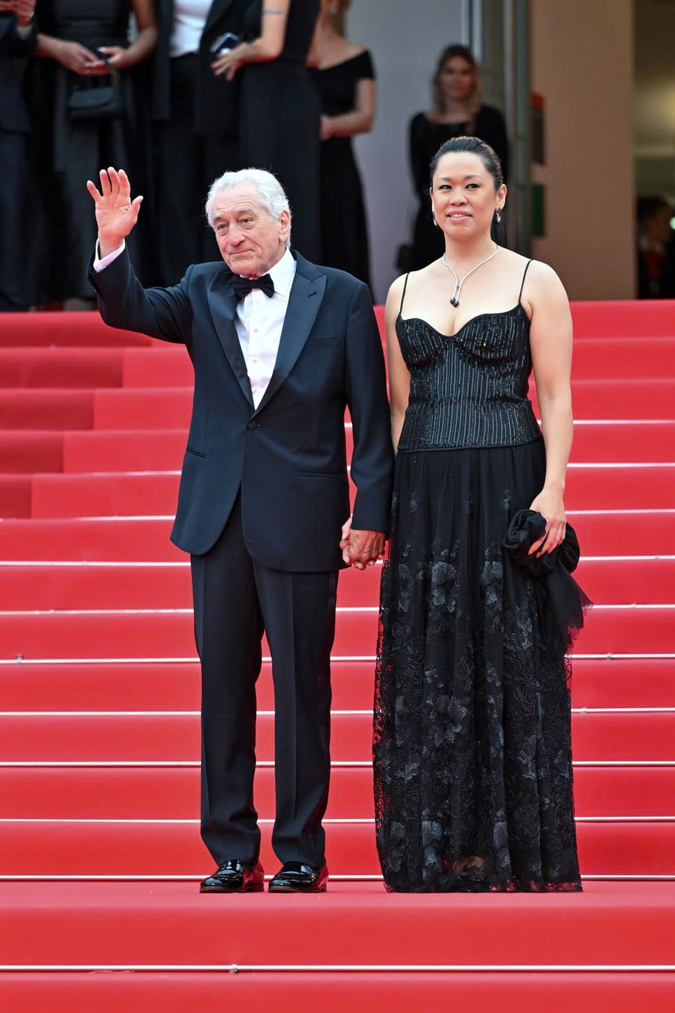 Nam diễn viên người Mỹ Robert De Niro và bạn diễn Tiffany Chen tại thảm đỏ khai mạc Liên hoan phim Cannes 2025. Tài tử kỳ cựu Robert De Niro đã nhận giải Cành cọ vàng danh dự cho cống hiến của ông trong lĩnh vực điện ảnh.