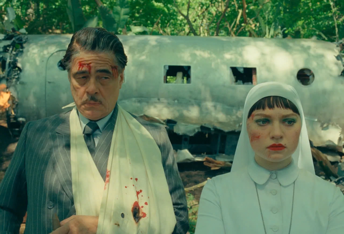 Đạo diễn Wes Anderson mang đến LHP Cannes bộ phim “The Phoenician Scheme”, xoay quanh doanh nhân châu Âu Zsa-zsa Korda (Benicio Del Toro) và con gái Liesel (Mia Threapleton), cả hai bị săn đuổi bởi sát thủ và những kẻ mưu mô. Dàn diễn viên góp mặt trong phim gồm Michael Cera, Scarlett Johansson, Tom Hanks, Jeffrey Wright, Benedict Cumberbatch, Charlotte Gainsbourg và Willem Dafoe.