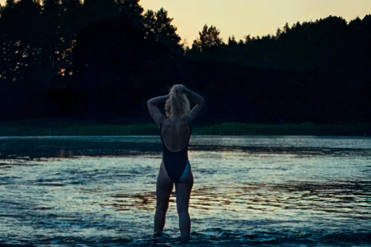 “The Chronology of Water” kể về Lidia Yuknavitch (Imogen Poots), lớn lên trong môi trường đầy bạo lực. Cô tưởng chừng rơi vào con đường tồi tệ, cho đến khi văn chương mở ra cho cô một lối thoát bất ngờ. Diễn viên Kristen Stewart lần đầu thử sức trong vai trò đạo diễn với “The Chronology of Water”. Phim có sự tham gia của Thora Birch, Jim Belushi và Tom Sturridge.
