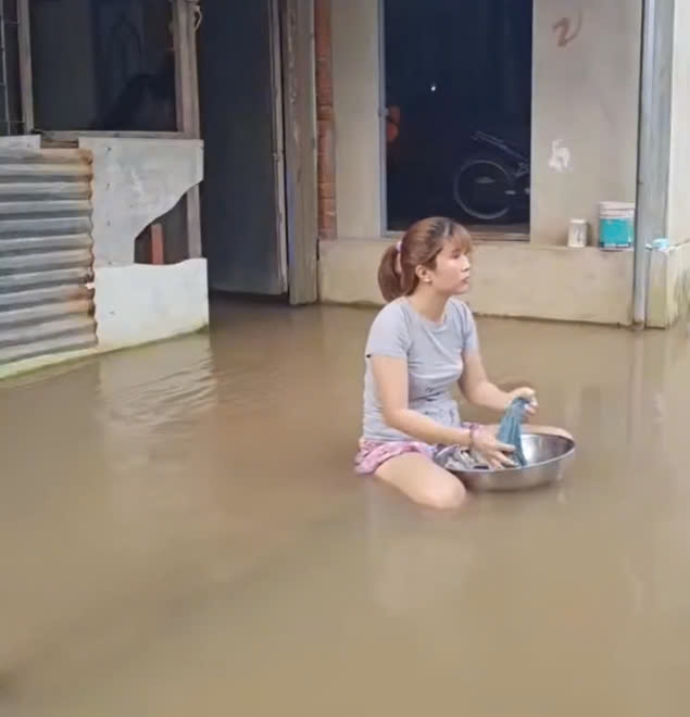 Nước ngập nhà làm đảo lộn cuộc sống nhiều hộ dân