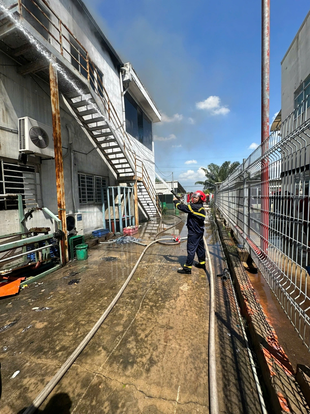 Lực lượng chữa cháy đang nỗ lực dập tắt đám cháy 