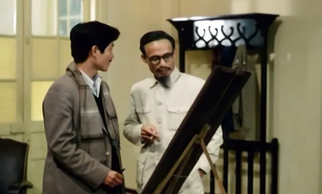 Nhân vật Bác Hồ (do NSƯT Tiến Hợi đóng) và chàng họa sĩ (Quốc Tuấn) trong phim "Hà Nội mùa đông năm 46".