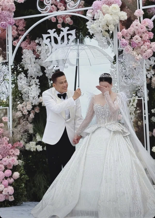 Khoảnh khắc Hồ Quỳnh Hương bật khóc trong đám cưới.