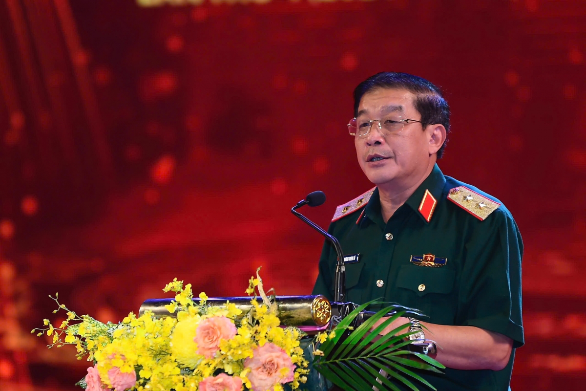 Trung tướng Trương Thiên Tô, Phó chủ nhiệm Tổng cục Chính trị QĐND Việt Nam, Trưởng ban chỉ đạo Cuộc thi phát biểu chỉ đạo, động viên và chúc mừng các tập thể xuất sắc; tác giả, nhóm tác giả có tác phẩm đoạt giải.