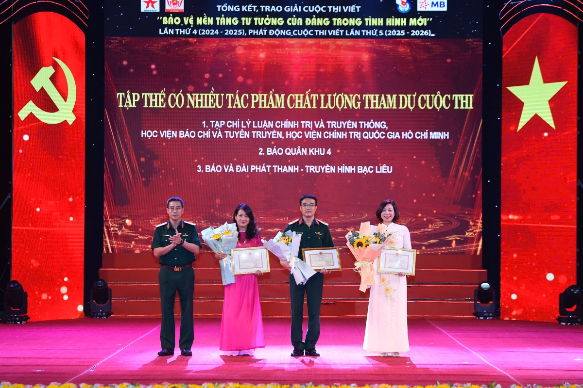  Thiếu tướng Lưu Trung Thái, Bí thư Đảng ủy, Chủ tịch Hội đồng quản trị Ngân hàng TMCP Quân đội, đồng Trưởng ban tổ chức Cuộc thi thay mặt Ban tổ chức trao thưởng tặng các tập thể có nhiều tác phẩm chất lượng tham dự Cuộc thi.