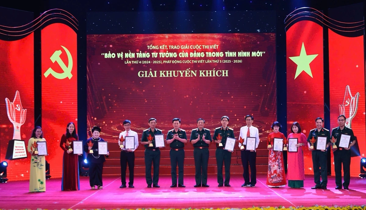 Trung tướng Trương Thiên Tô, Phó chủ nhiệm Tổng cục Chính trị QĐND Việt Nam, Trưởng ban chỉ đạo Cuộc thi và Trung tướng Đỗ Xuân Tụng, Phó chủ nhiệm Tổng cục Chính trị QĐND Việt Nam trao thưởng tặng các tác giả, nhóm tác giả có tác phẩm đoạt giải Khuyến khích Cuộc thi.