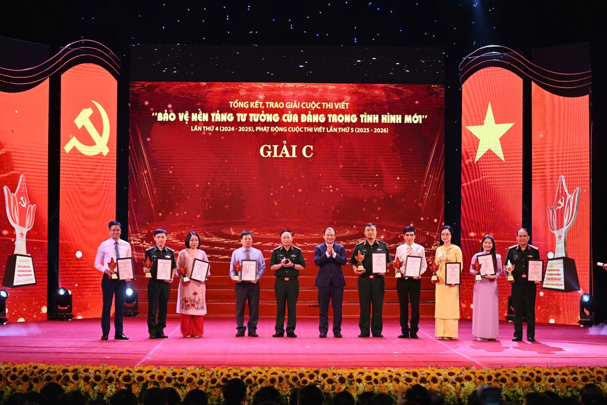 Trung tướng Thái Đại Ngọc, Ủy viên Trung ương Đảng, Phó tổng Tham mưu trưởng QĐND Việt Nam và PGS, TS Lê Hải Bình, Ủy viên dự khuyết Trung ương Đảng, Thứ trưởng Thường trực Bộ Văn hóa, Thể thao và Du lịch trao thưởng tặng các tác giả, nhóm tác giả có tác phẩm đoạt giải C Cuộc thi. 