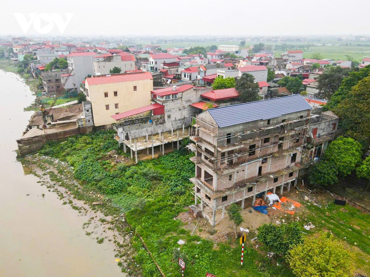Nhiều công trình mọc không phép gần mép sông Cầu thuộc địa phận xã Tam Đa (Yên Phong, Bắc Ninh)