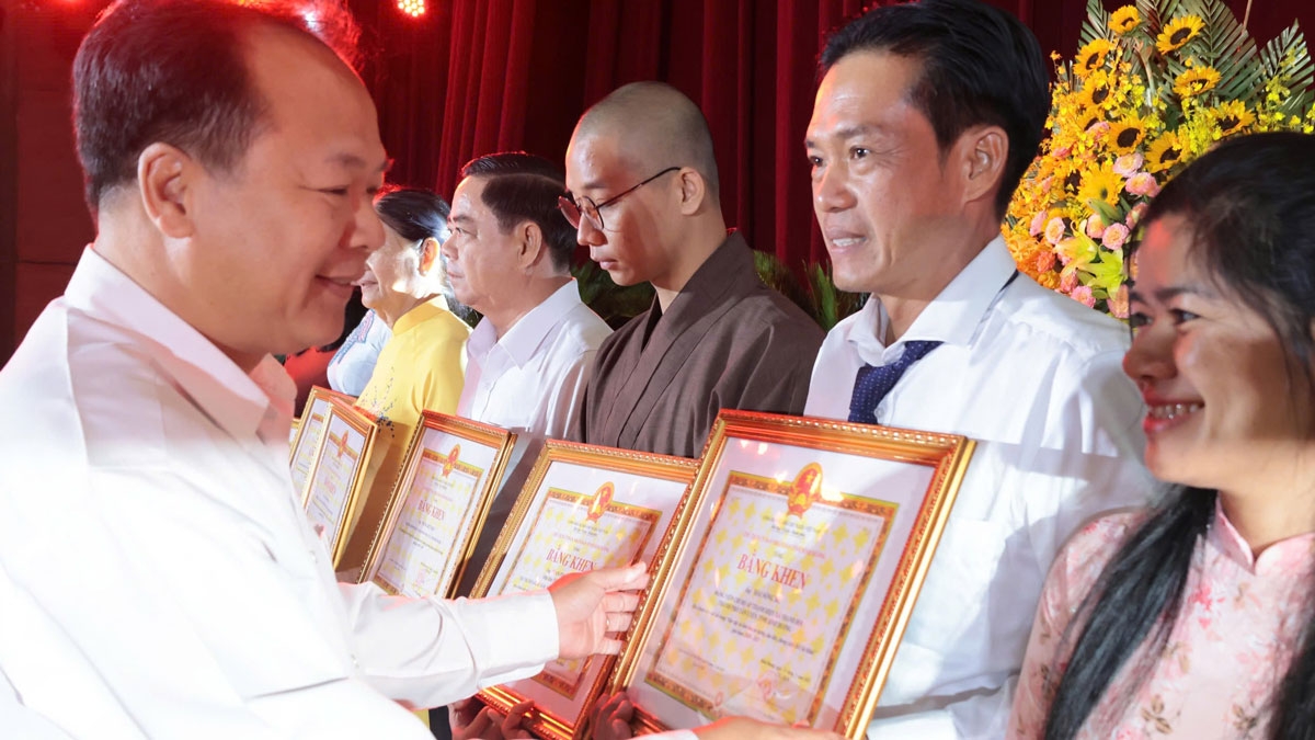 Ông Hiệp được trao Bằng khen