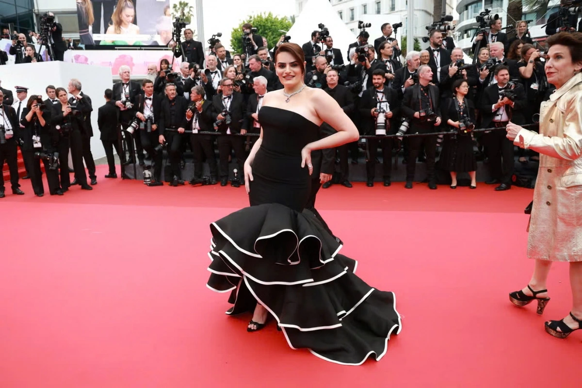 Diễn viên Nava Mau có màn xuất hiện đầy ấn tượng trên thảm đỏ Cannes 2025. Diện trang phục của Carolina Herrera và kết hợp với trang sức Pasquale Bruni, cô toát lên vẻ thanh lịch, tự tin và đầy bản lĩnh. Điểm nhấn của chiếc váy là thiết kế nhiều tầng, tạo hiệu ứng chuyển động nhẹ nhàng và cuốn hút.