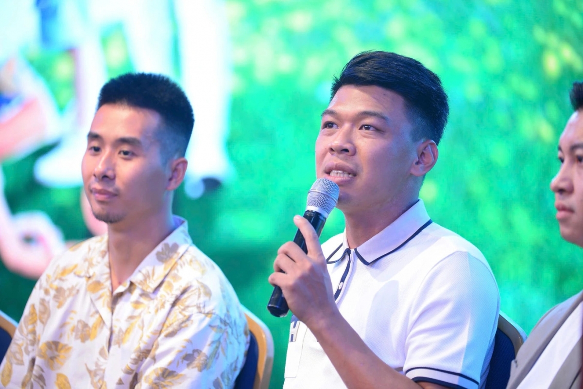 Trung Ruồi thừa nhận, anh từng bối rối, thậm chí hoảng sợ khi phải một mình chăm con mà không có vợ bên cạnh. Có lúc anh phải gọi điện cho vợ liên tục để hỏi cách bế con, pha sữa, thậm chí… cột tóc cho con. Thế nhưng, hành trình đi cùng bé Dứa đã giúp anh nhận ra sự trưởng thành không chỉ của con, mà còn của chính mình.