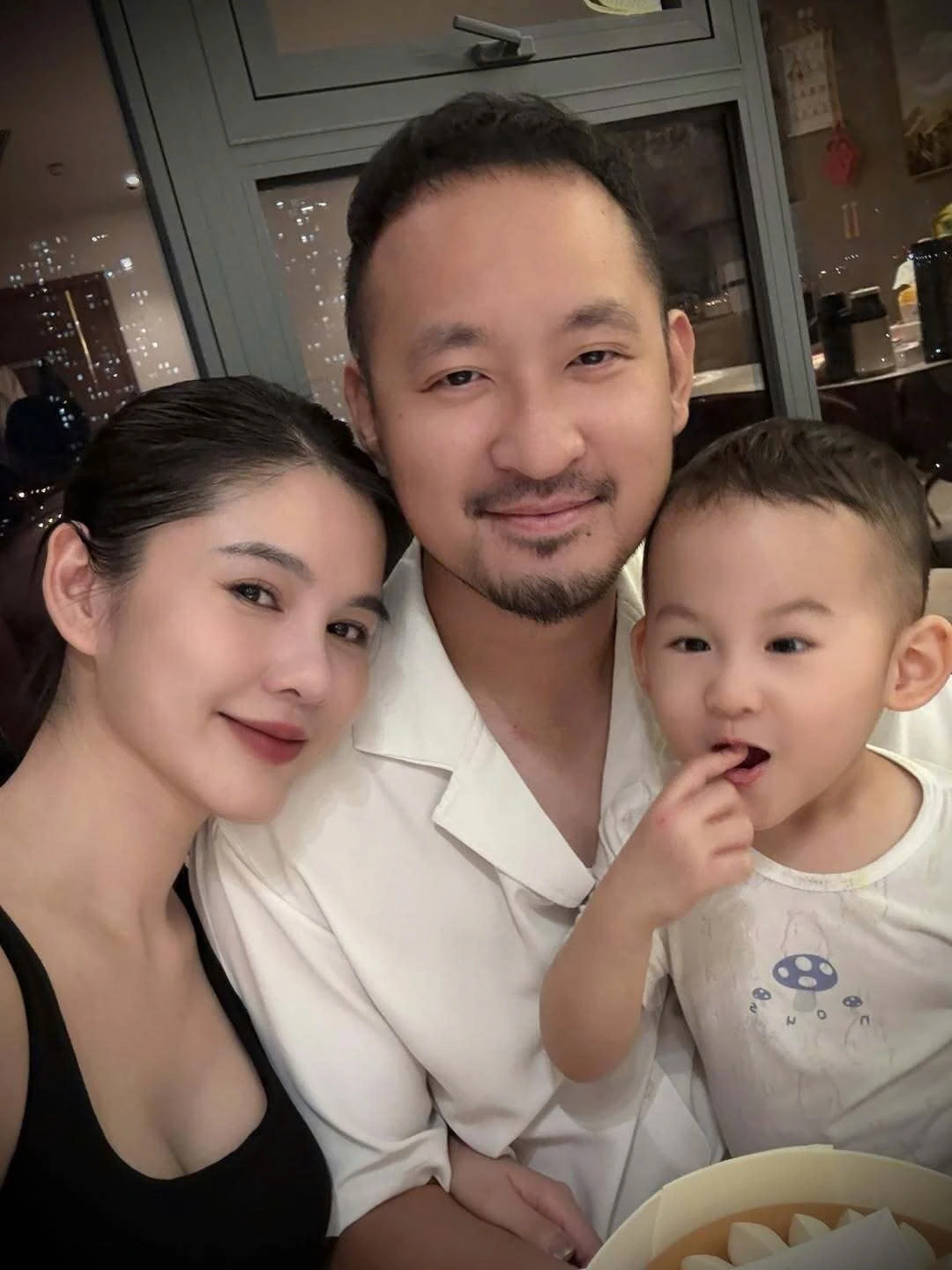 MC Thu Hoài tận hưởng cuối tuần bình yên bên chồng con. (Nguồn: FBNV)