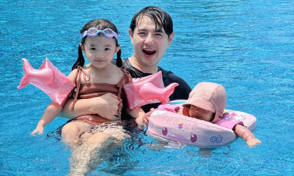 Ông Cao Thắng đưa hai con gái đi bơi ở resort. (Nguồn: FBNV)