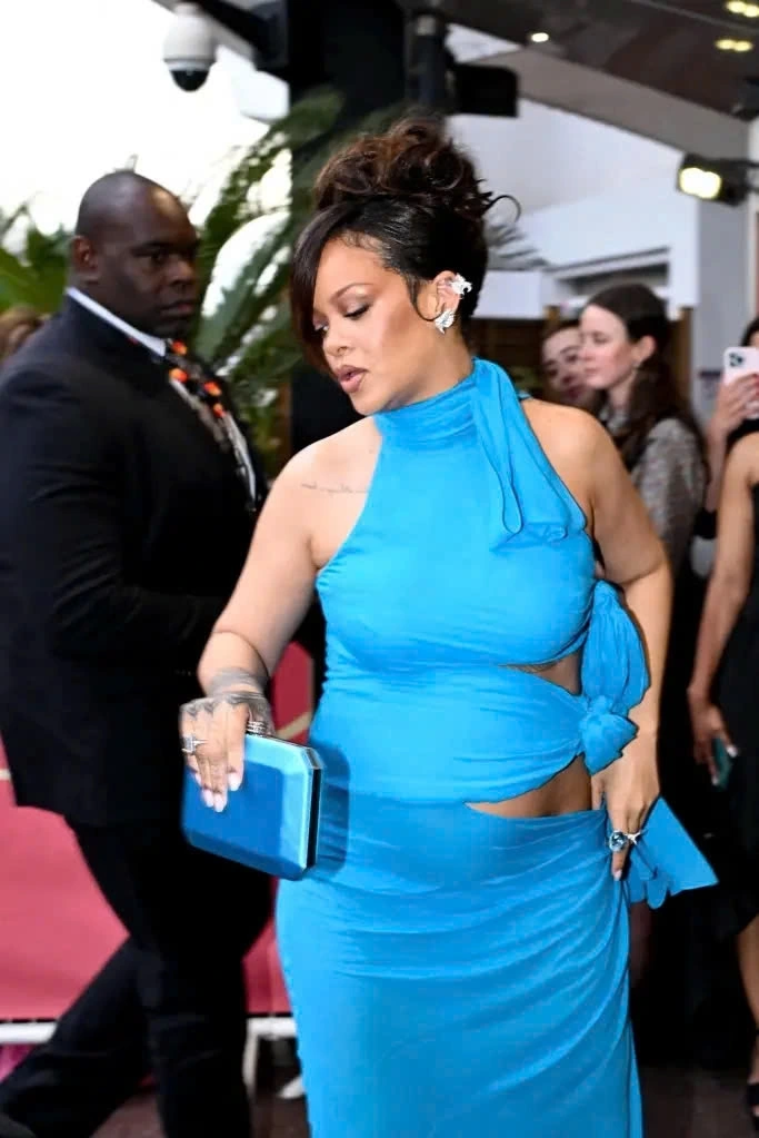 Rihanna diện bộ đầm bó màu xanh, khoe bụng bầu lớn. Ảnh: Backgrid