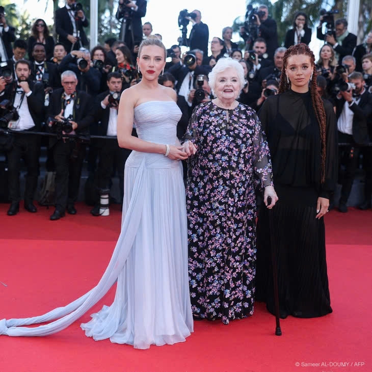 Scarlett Johansson, June Squibb và Erin Kellyman (từ trái qua) trên thảm đỏ Cannes 2025. Ảnh: AFP