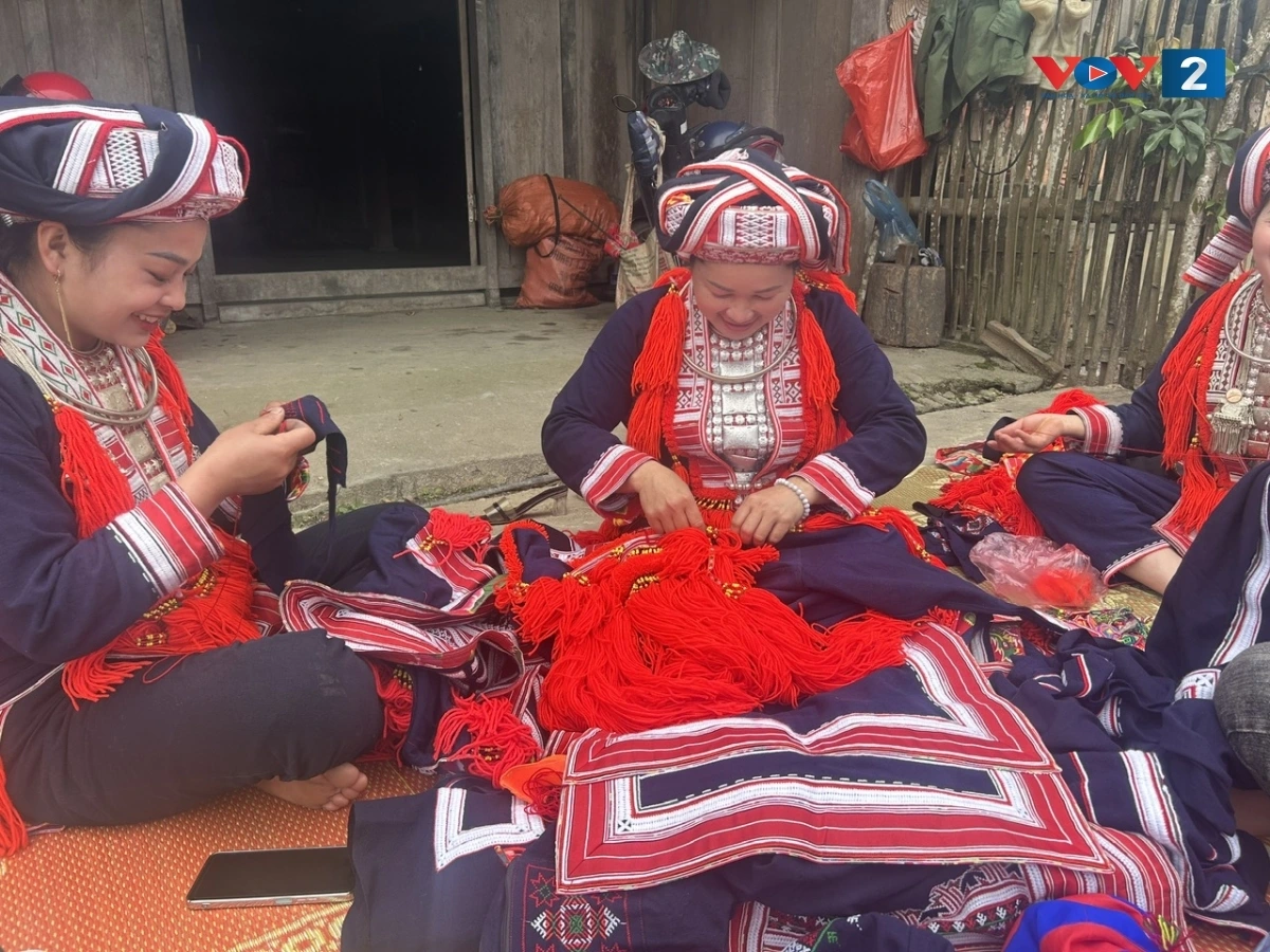 Nghề dệt thổ cẩm là một nét văn hóa đặc trưng của người Dao Đỏ, được trao truyền từ đời này sang đời khác. Những hoa văn trên trang phục không chỉ mang tính thẩm mỹ mà còn chứa đựng những giá trị văn hóa, lịch sử và tâm linh của dân tộc.