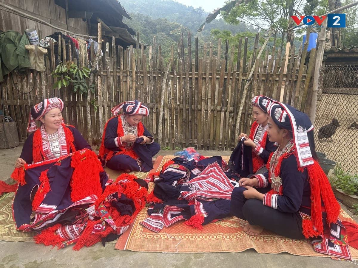 Để bảo tồn và phát huy nghề dệt thổ cẩm truyền thống, các lớp học truyền dạy nghề được tổ chức thường xuyên, thu hút đông đảo thanh niên tham gia.
