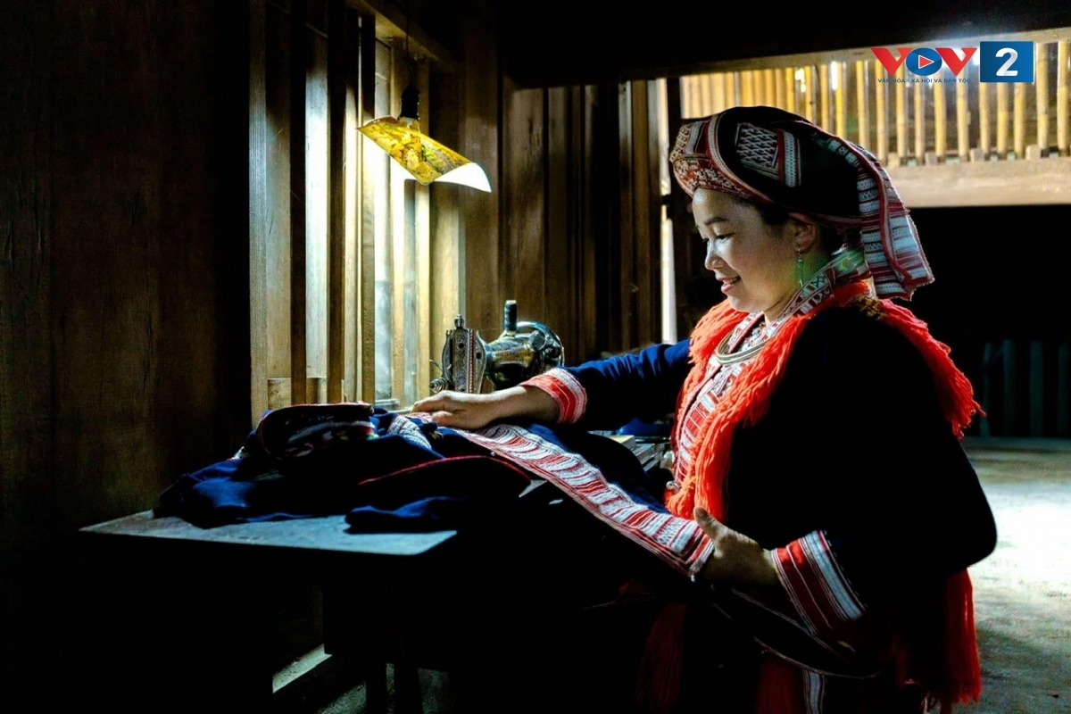Chị Lý Mùi Cói, một người dệt có tiếng ở thôn Chiến Thắng, tập trung cao độ dệt từng sợi chỉ, tạo nên những họa tiết độc đáo trên chiếc khăn đội đầu truyền thống.