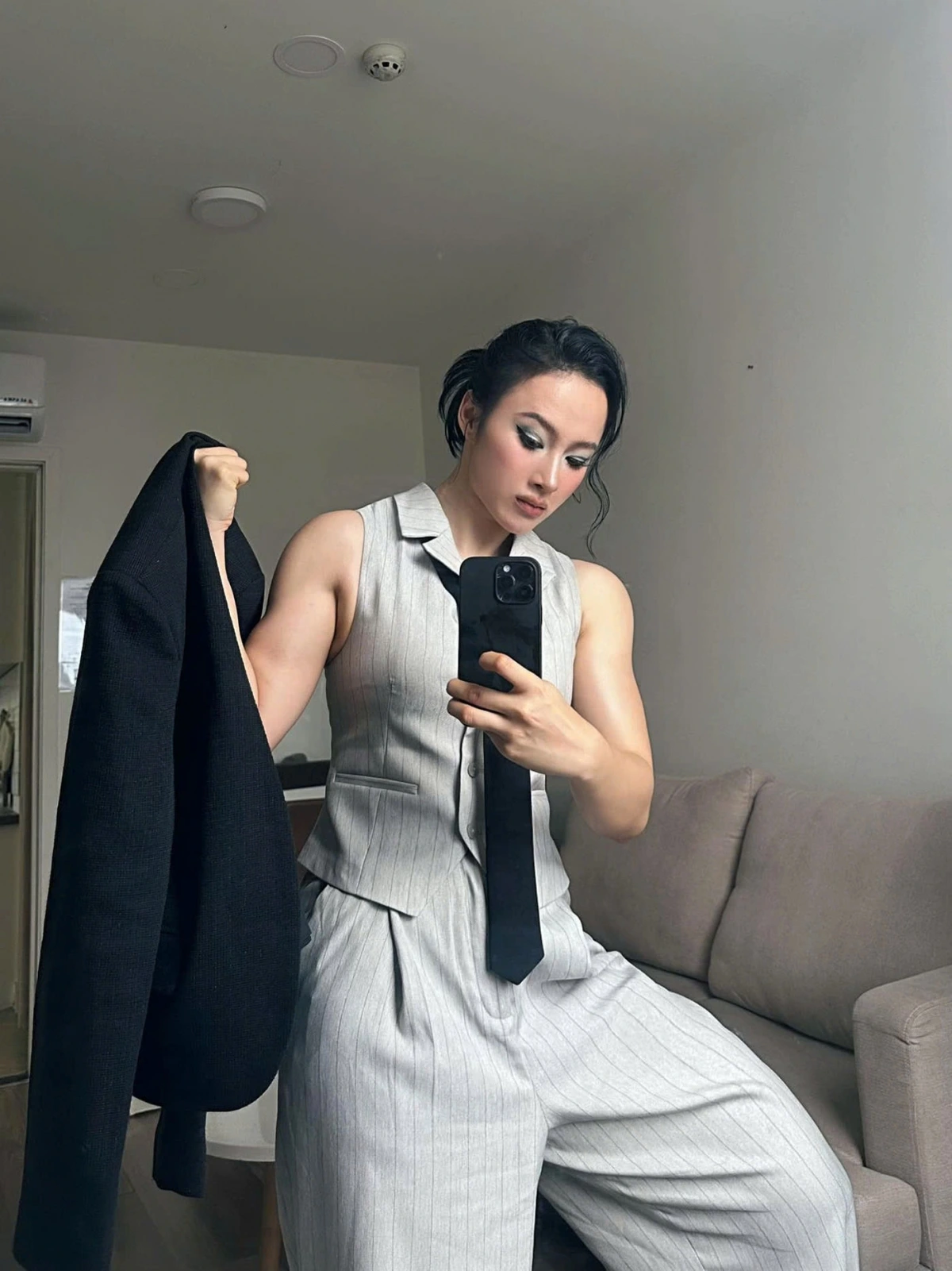 Angela Phương Trinh khoe cơ bắp "lực sĩ" khi diện đồ phong cách menswear.