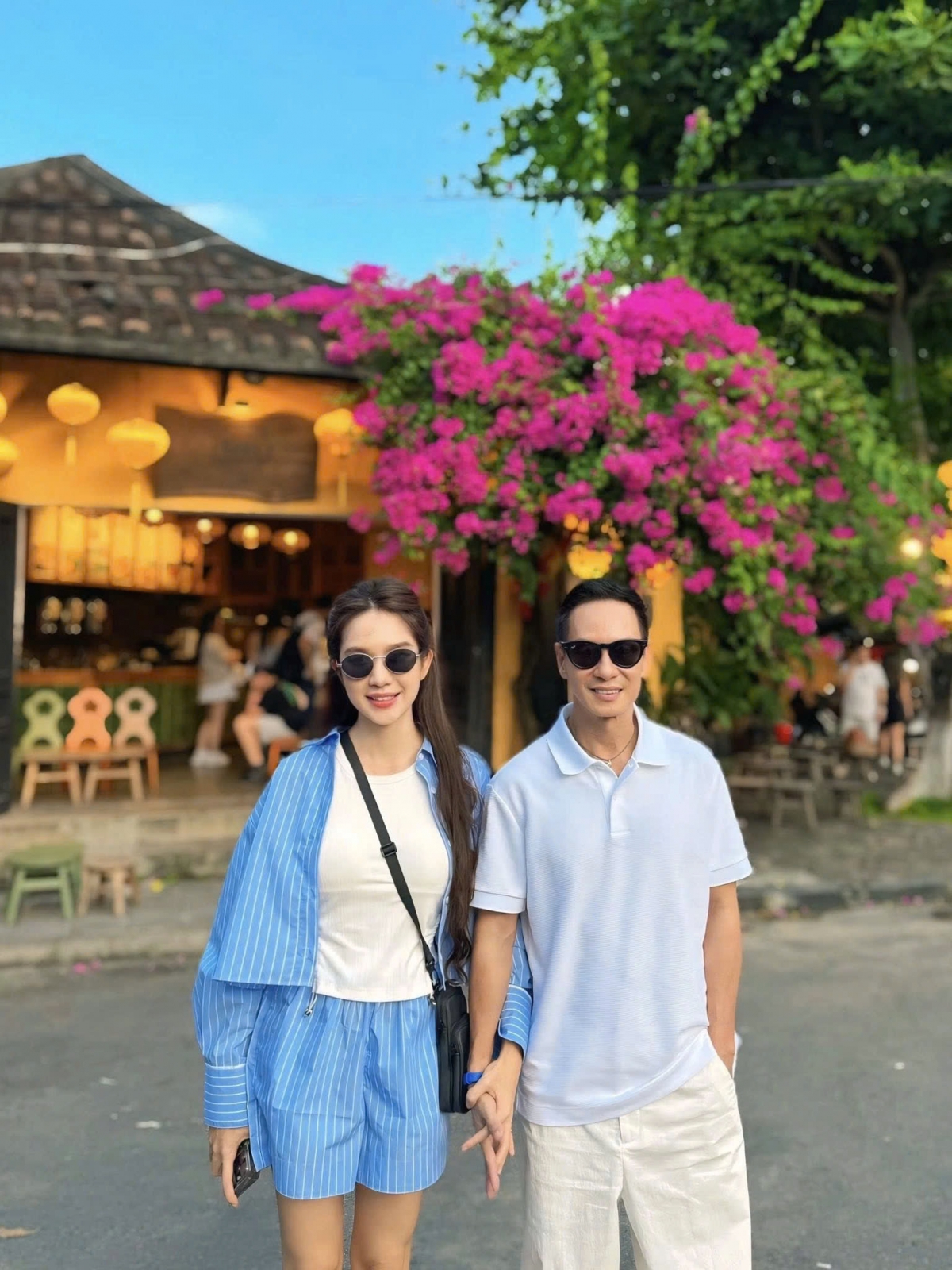 Vợ chồng Lý Hải - Minh Hà nắm tay dạo phố Hội An.