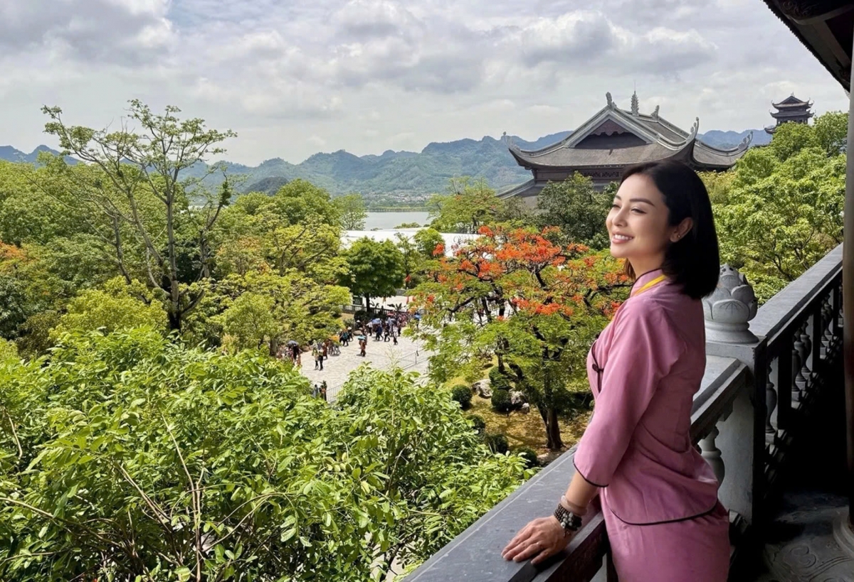 Hoa hậu Jennifer Phạm đến chùa Tam Chúc chiêm bái xá lợi Đức Phật và ngắm cảnh đẹp.