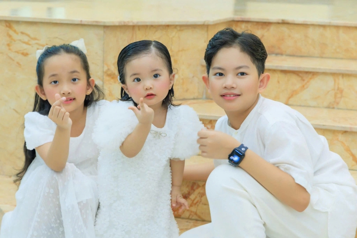 Kiện tướng dancesport Khánh Thi đăng ảnh ba con kèm chú thích: "Mấy cục vàng của tớ".