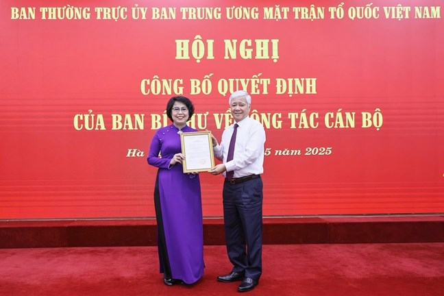 Chủ tịch Ủy ban Trung ương MTTQ Việt Nam Đỗ Văn Chiến trao quyết định nghỉ hưu trước tuổi cho bà Tô Thị Bích Châu. Ảnh: Mặt trận Tổ quốc Việt Nam