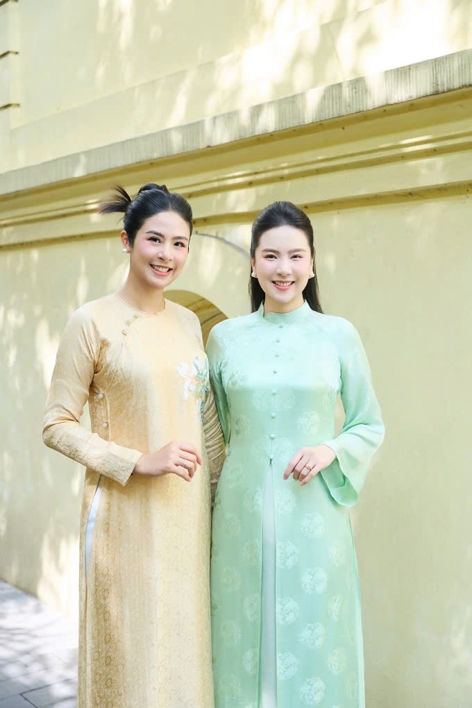 MC Mai Ngọc rạng rỡ khi hội ngộ hoa hậu Ngọc Hân tại sự kiện sau một tháng sinh con đầu lòng. (Nguồn: FBNV)