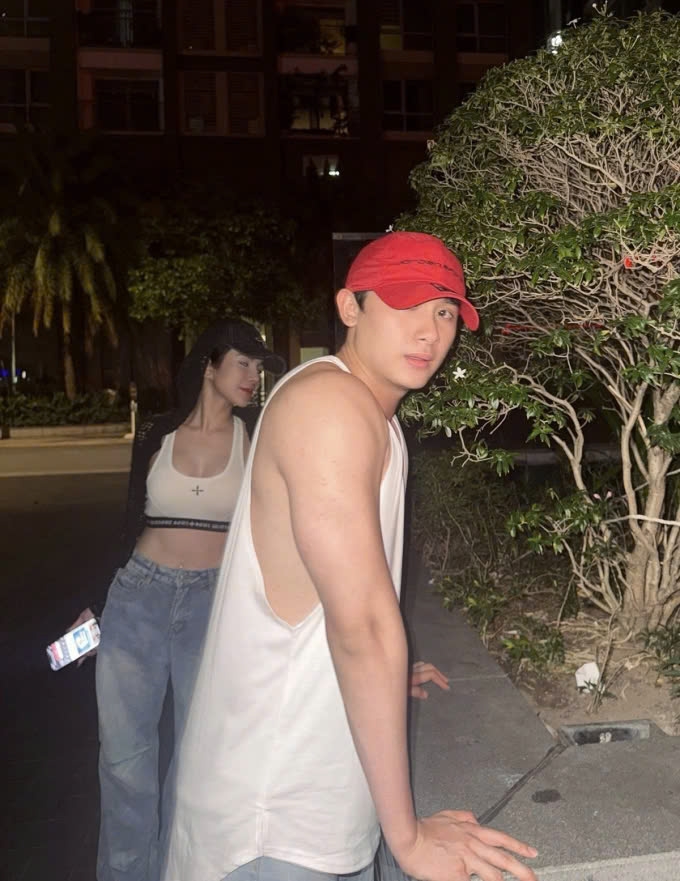 Diệp Lâm Anh cùng bạn trai Phạm Kiên đi xem phim. Cô diện áo crop-top tôn vòng eo thon còn Phạm Kiên tiếp tục khoe cơ bắp với áo ba lỗ hở sườn. Cả hai được khen dễ thương, đẹp đôi dù chênh nhau 11 tuổi. (Nguồn: FBNV)