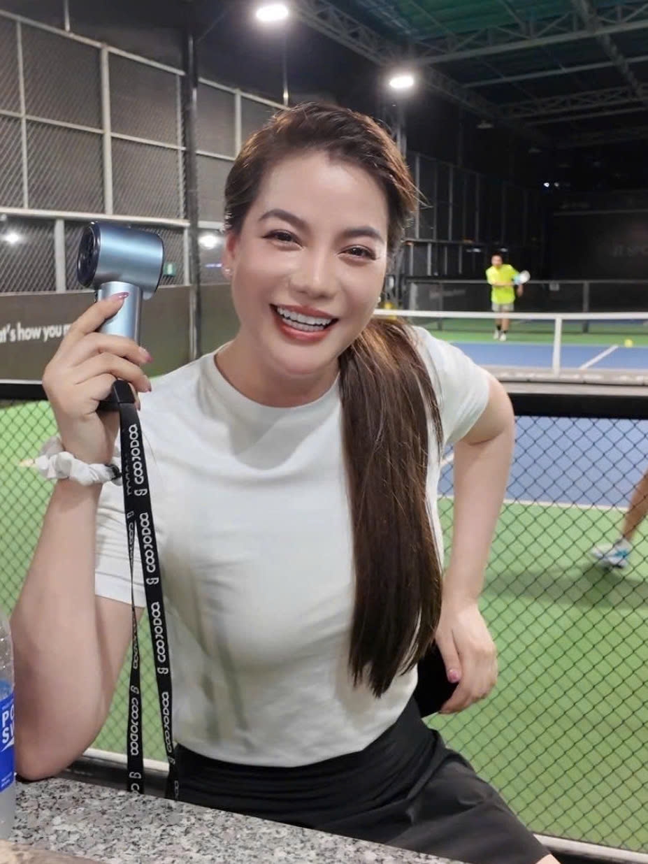 Trương Ngọc Ánh đổ mồ hôi sau nhiều giờ luyện tập pickleball. Gần đây, cô siêng chơi thể thao để cải thiện tâm trạng và giữ hình thể săn chắc. (Nguồn: FBNV)
