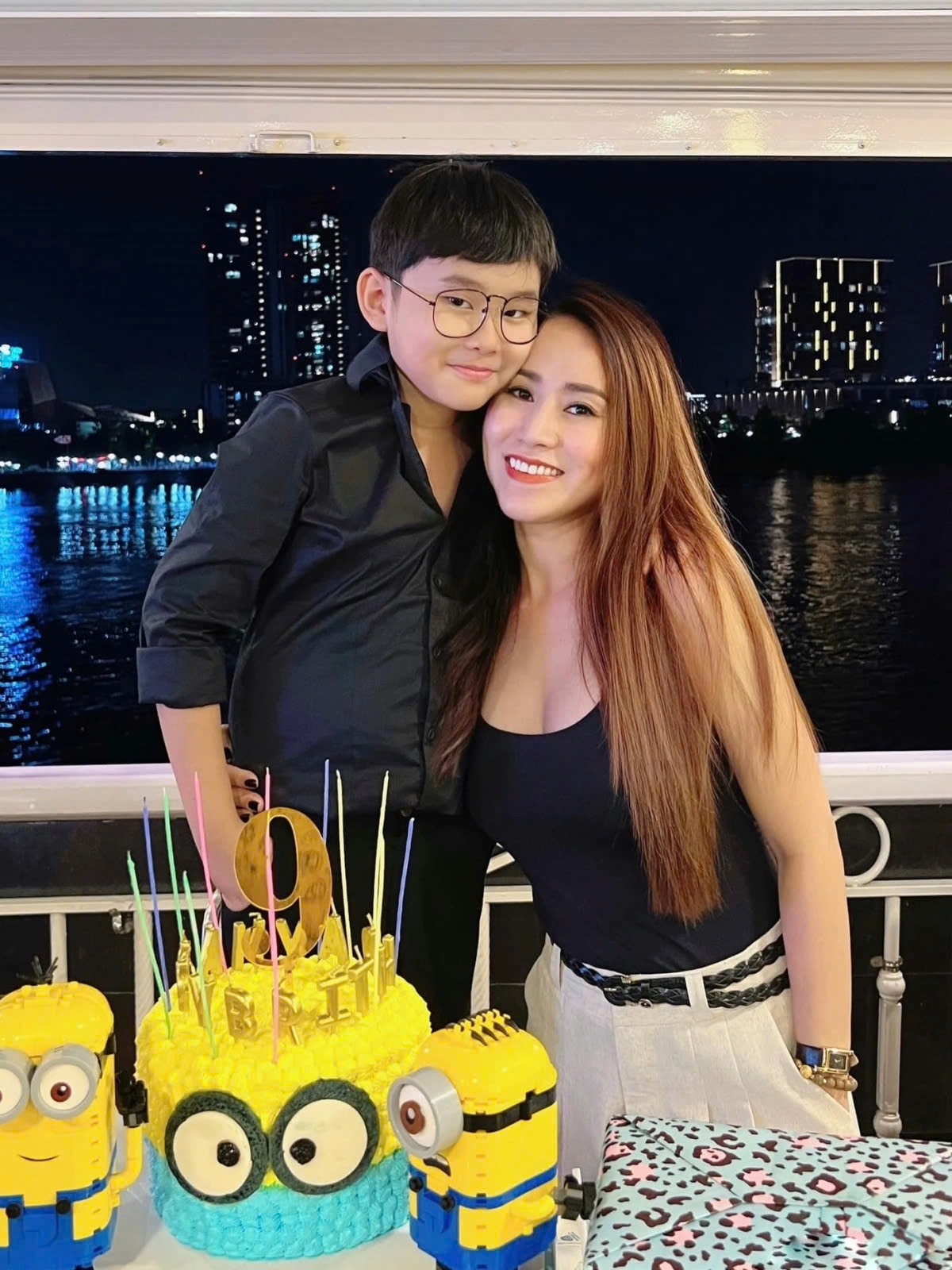 Ca sĩ Ngọc Châu duy trì đi hát kết hợp kinh doanh nhỏ để trang trải cuộc sống, một mình nuôi dạy con trai hơn 8 năm qua. (Nguồn: FBNV)