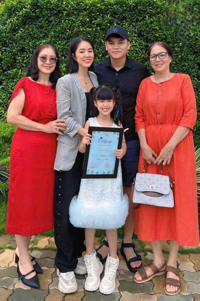Bà nội, bà ngoại cùng bố mẹ đều có mặt trong lễ tốt nghiệp mầm non của bé Bông - con gái của Lê Phương và ông xã Trung Kiên.