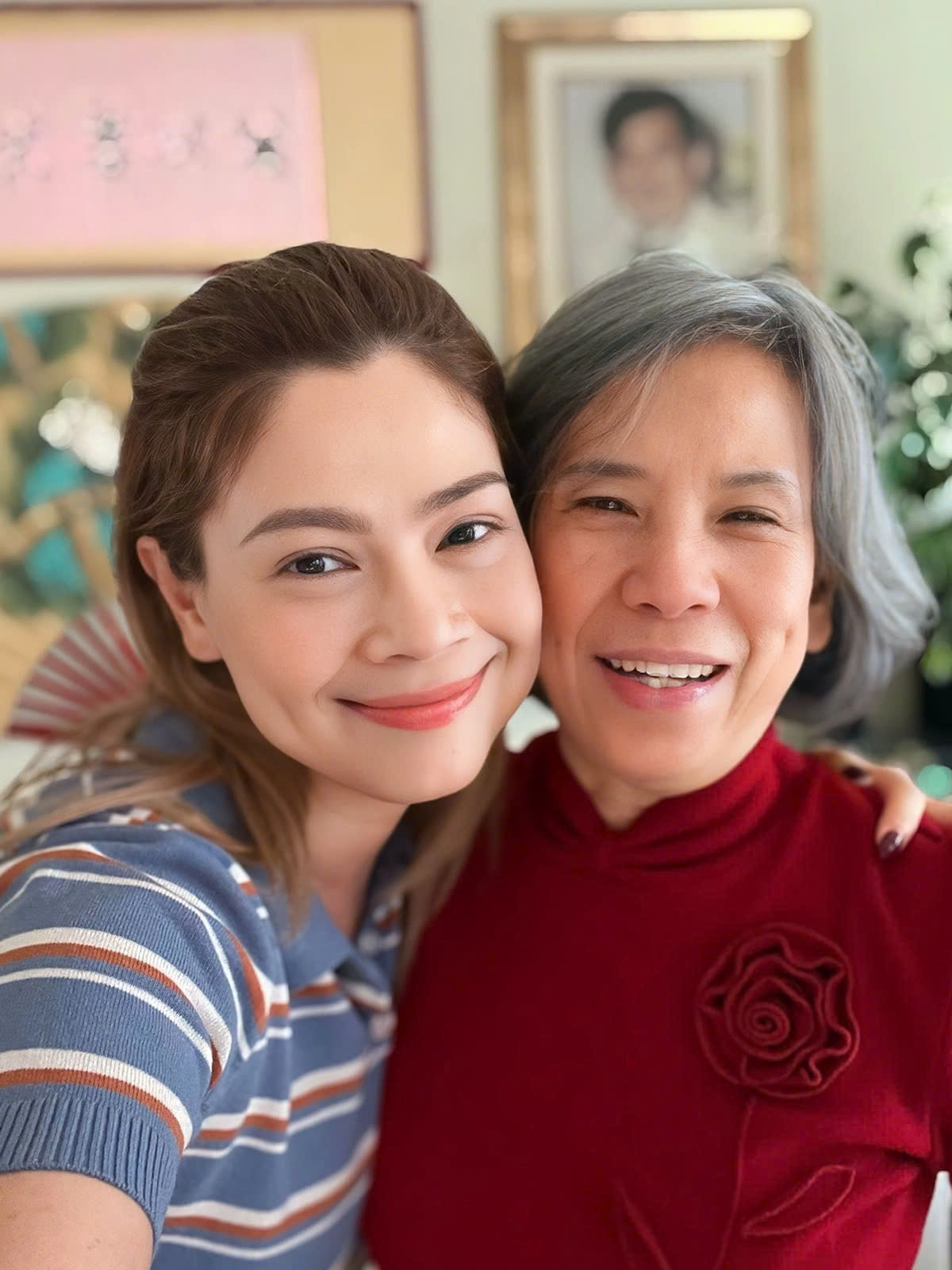 Ca sĩ Thanh Thảo cho biết mẹ chồng cô gần 90 tuổi vẫn khỏe, minh mẫn, hết mực cưng chiều con dâu và cháu nội.
