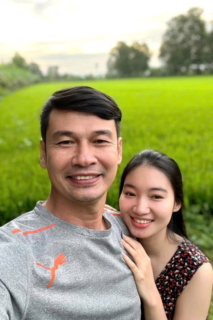 Nghệ sĩ Tiết Cương xác nhận anh vừa đón con đầu lòng ở tuổi 52. Nam diễn viên bày tỏ niềm hạnh phúc khi đón thành viên mới trong gia đình. Em bé chào đời nặng khoảng 3 kg. Hiện cả vợ Tiết Cương lẫn em bé đều ổn định sức khỏe.