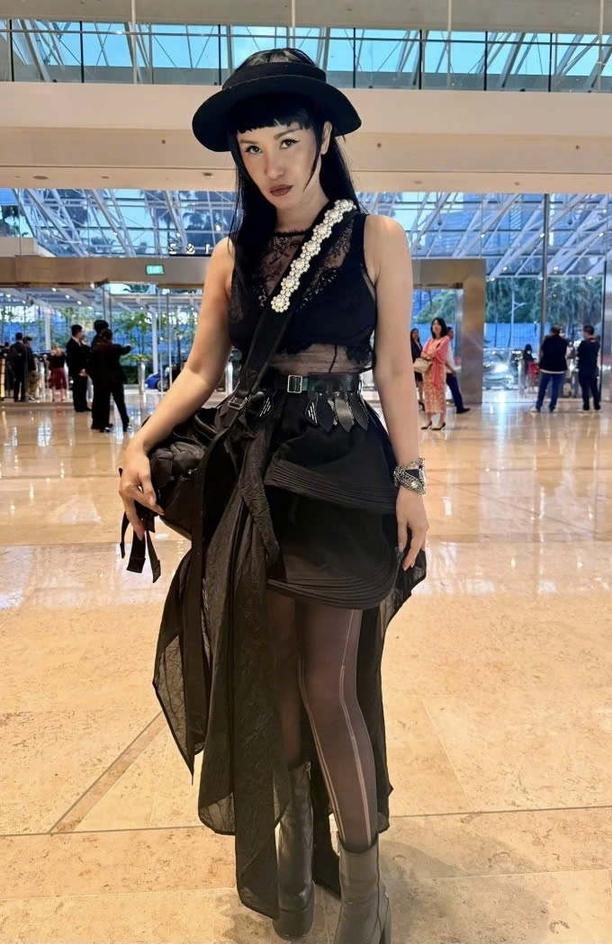 Diva Hồng Nhung sang Singapore xem concert của Lady Gaga.