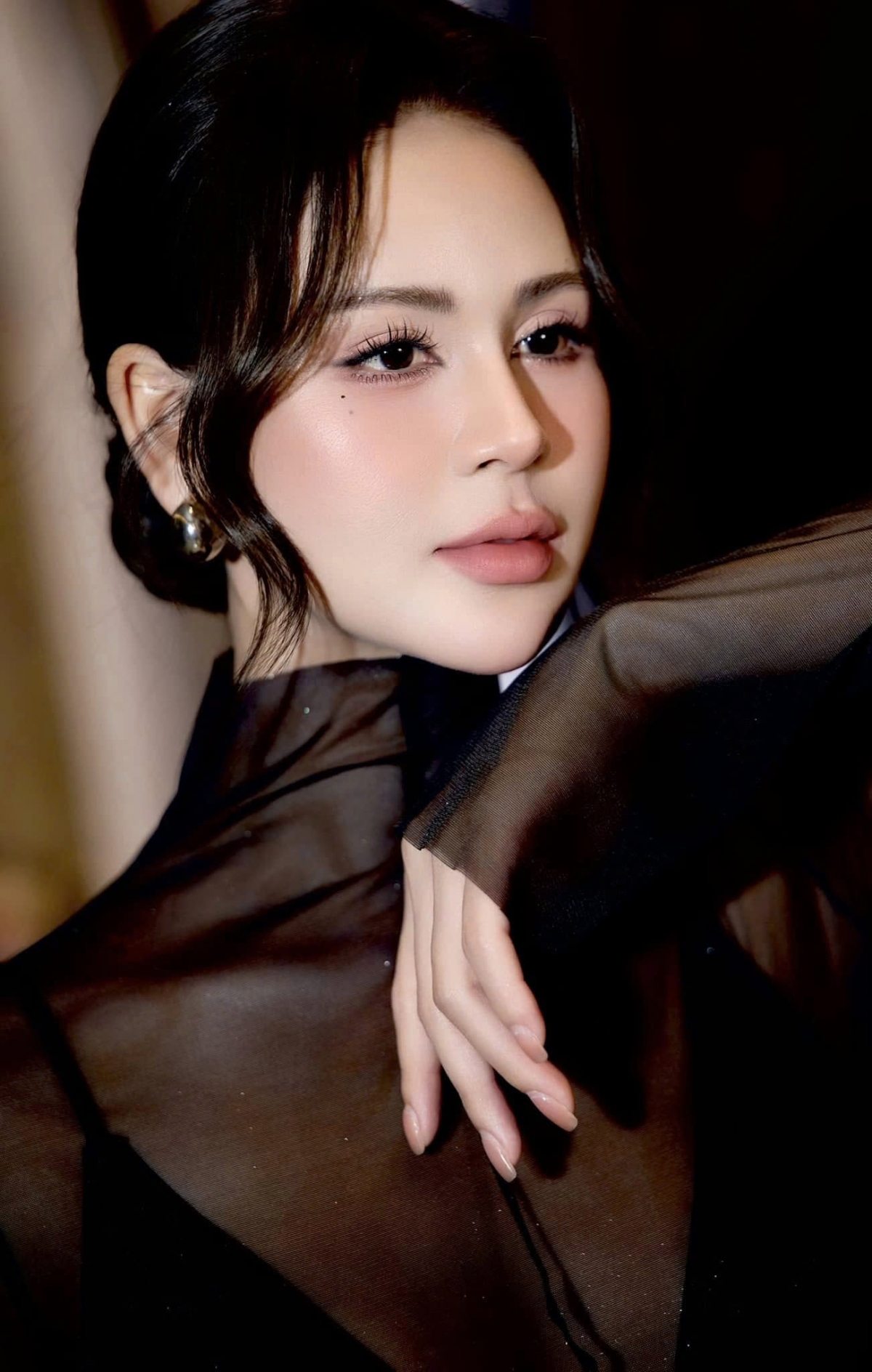 Lương Thu Trang đăng ảnh mới kèm chia sẻ: "Bản thân cực kỳ thân thiện nhưng gương mặt không cho phép".