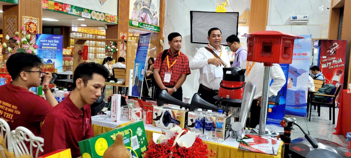 Các đại biểu tham quan khu trưng bày các thiết bị phục vụ nhà nuôi dẫn dụ chim yến