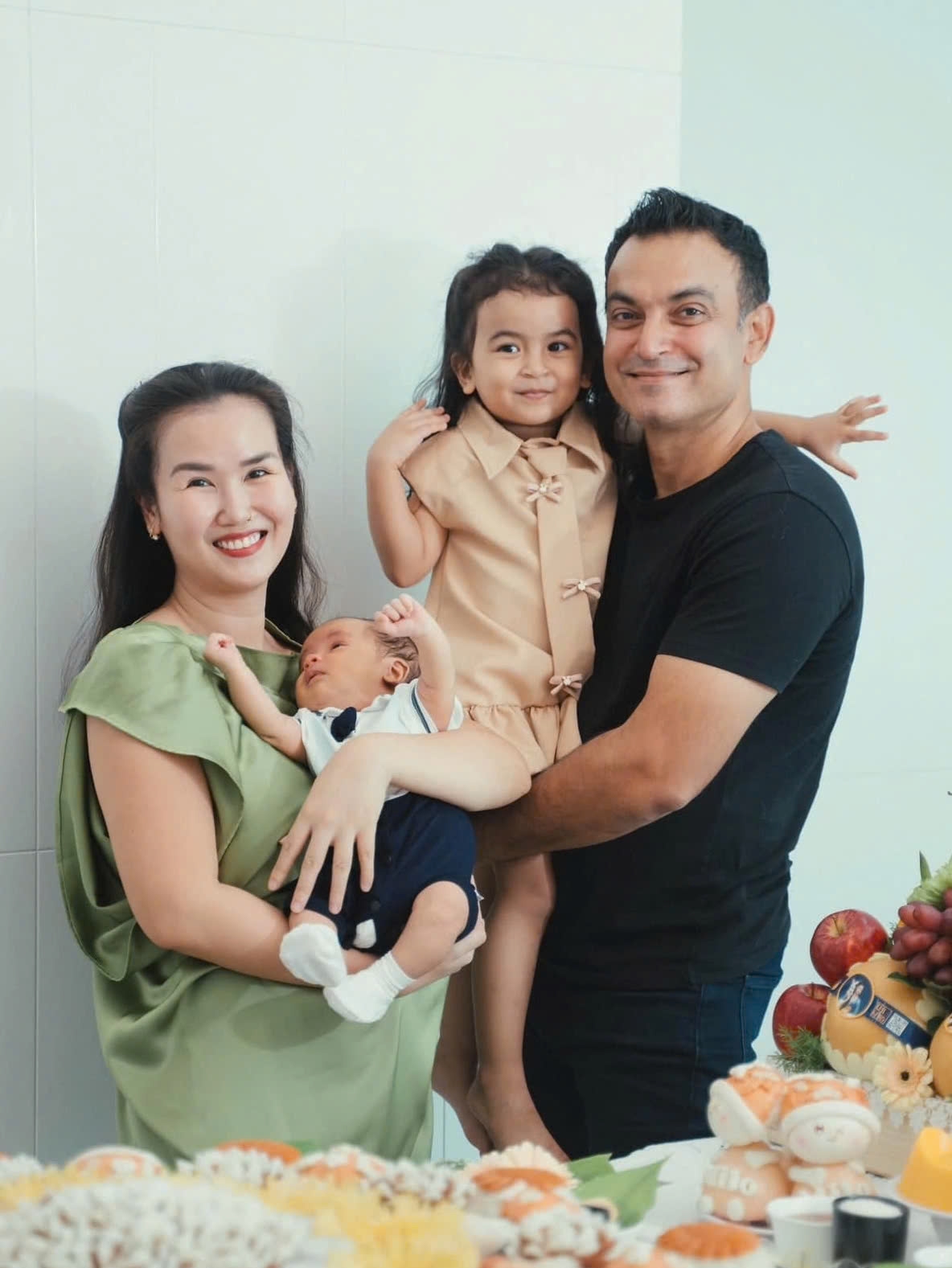 Nhóc tì Moon và Milo nhà ca sĩ Võ Hạ Trâm thừa hưởng ngoại hình từ chồng cô, doanh nhân Vikas, nên ca sĩ hay tự nhận mình “đẻ thuê”.