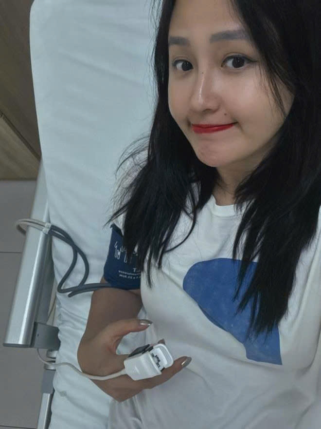 Hoa hậu Mai Phương Thuý chia sẻ về tình trạng sức khoẻ hiện tại sau khi nhập viện: "Mình đỡ rồi nhưng vẫn choáng, tuy mệt nhưng có một số việc vẫn phải trực tiếp làm nên sẽ hồi phục chậm hơn chút. Mọi người nhắn tin hỏi thăm mình rất cảm động nhưng mình xin phép đọc và trả lời sau nhé!".