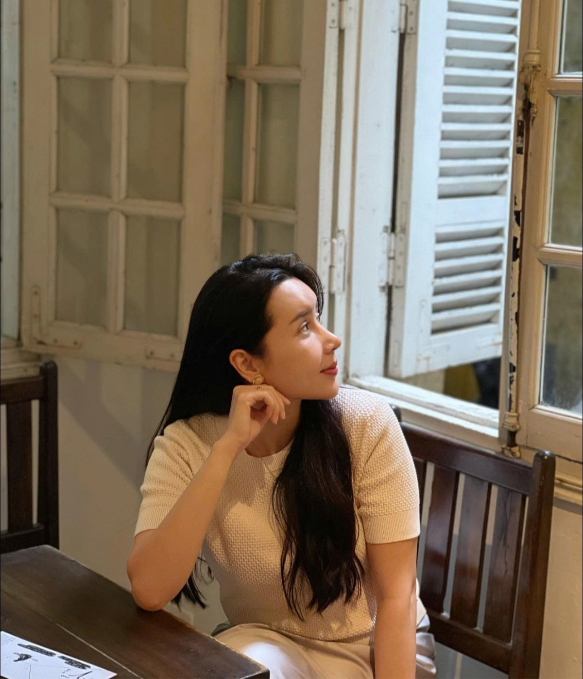 Ca sĩ Lưu Hương Giang ngồi uống cà phê và đăng chia sẻ đầy tâm trạng: "Nắng có hồng bằng đôi môi em? Mưa có buồn bằng đôi mắt em? Tóc em từng sợi nhỏ. Rớt xuống đời làm sóng lênh đênh".