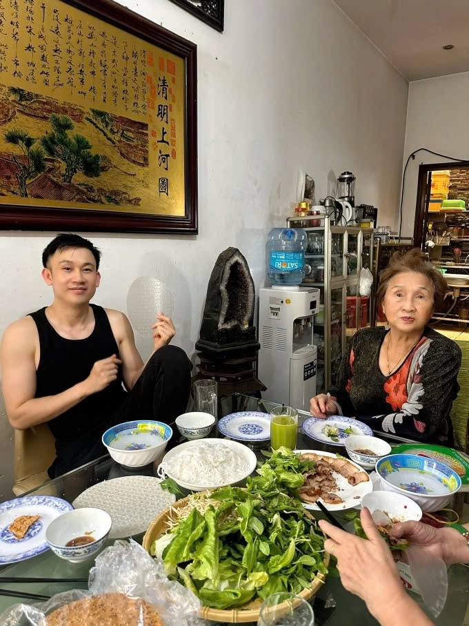 Ca sĩ Dương Triệu Vũ ăn cơm tối cùng mẹ.