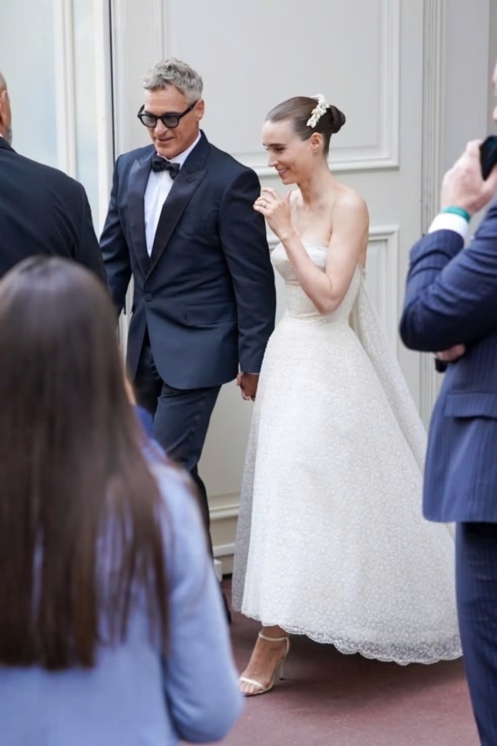 Diễn viên Rooney Mara mặc trang phục Haute Couture cổ điển của thương hiệu Givenchy trong bộ sưu tập Xuân 1956, trong khi Phoenix mặc bộ vest đen được Sarah Burton thiết kế riêng cho Givenchy.