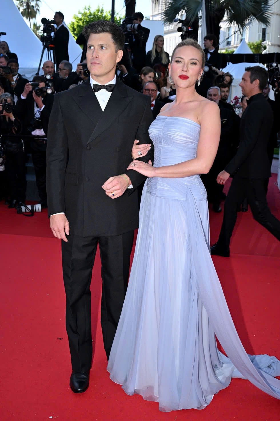 Scarlett Johansson xuất hiện trên thảm đỏ Cannes ngày ra mắt phim "A Private Life" trong bộ đầm tím nhạt bồng bềnh của Prada. Trong khi ông xã Colin Jost mặc bộ tuxedo đen cổ điển. Cannes 2025 là sự kiện hiếm hoi Scarlett Johansson xuất hiện công khai cùng chồng.