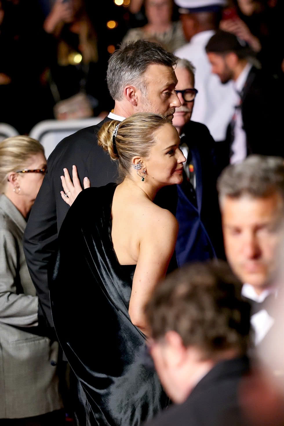 Jennifer Lawrence diện chiếc váy đen hở vai của thương hiệu Dior, trong khi Cooke Maroney lựa chọn suit đen. Jennifer Lawrence góp mặt trong phim "Die My Love" chiếu tại Cannes 2025.