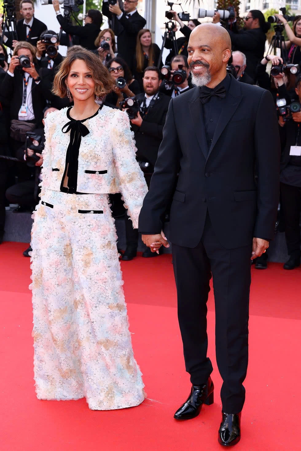 Halle Berry và chồng - ca sĩ Van Hunt diện tông đen trắng. Halle Berry lựa chọn trang phục của thương hiệu Chanel, Van Hunt chọn một bộ vest đen đơn sắc với bốt da bóng.